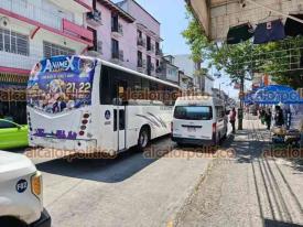 Xalapa, Ver., 25 de abril de 2026.- Choque por alcance de autob�s y taxi provoc� congestionamiento vial en la calle Clavijero, a la altura de la Arena Xalapa, en el centro de la Capital.