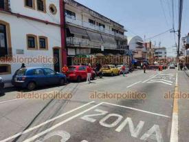 Xalapa, Ver., 25 de abril de 2026.- Por funci�n de lucha libre, se coloc� un ring y sillas frente al Tianguis ?Clavijero?, lo que redujo a un s�lo carril para la circulaci�n vehicular en ese tramo de la calle del mismo nombre. Circule con precauci�n y programe su recorrido.