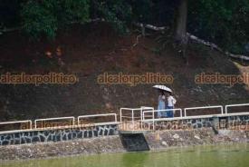 Xalapa, Ver., 25 de abril de 2026.- A casi 30� C xalape�os pasean por Los Lagos. Algunos con sombreros y otros con alguna bebida embotellada buscan no acalorarse tanto. PC municipal pide extremar precauciones para evitar golpes de calor.