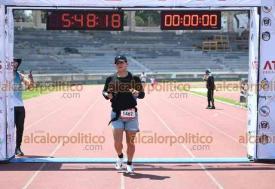 Xalapa, Ver., 26 de abril de 2026.- Este domingo se corri� el marat�n Atenas Veracruzana por avenidas de la Capital, incluyendo un tramo de la carretera a Coatepec. Adem�s de los 42 kil�metros, se incluyeron rutas para corredores de 21, 10 y 5 kil�metros con la meta en el Estadio Xalape�o. De manera escalonada se fue reanudando el tr�fico vehicular en el trayecto programado.