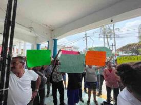 Yecuatla, Ver., 27 de abril de 2026.- Pobladores se manifestaron en el Palacio Municipal para exigir la destituci�n de la S�ndica y Regidora, acus�ndolas de poner trabas a las labores del Cabildo al no firmar sesiones, lo que impide la realizaci�n de obras. ?A la fecha no hay proyectos iniciados?, recriminan.
