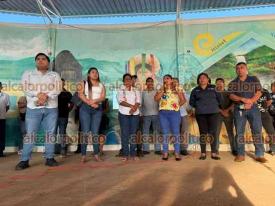 Soteapan , Ver., 27 de abril de 2026.- Asamblea encabezada por el alcalde S�simo L�pez para informar del conflicto que iniciaron ejidatarios de Tatahuicapan, quienes retienen cami�n de limpia p�blica.
