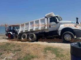 Boca del R�o, Ver., 27 de abril de 2026.- Cami�n de volteo de Limpia P�blica de Boca del R�o cay� en socav�n en la zona de playas este mediod�a. Sal�a tras cargar desechos cuando en la rampa llantas traseras abrieron el concreto, quedando atrapado. Con excavadoras, vaciaron el cami�n para impulsarlo y sacarlo.
