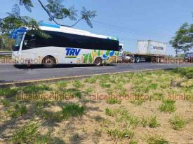 Emiliano Zapata, Ver., 27 de abril de 2026.- La tarde de este lunes se suscit� el choque lateral de autob�s TRV y tr�iler, en la carretera 140 con direcci�n a Xalapa, a la altura del campo militar. Al lugar acudieron Guardia Nacional y Polic�a Estatal. La zona registr� congestionamiento vehicular por varios minutos.