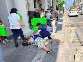 Xalapa, Ver., 28 de abril de 2026.- Una de las personas que se manifestaban bloqueando la calle Enr�quez se desmay�, por lo que fue auxiliada por param�dicos frente al Palacio de Gobierno.

