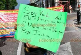 Xalapa, Ver., 28 de abril de 2026.- Familiares y exagentes de la extinta Polic�a Intermunicipal Poza Rica-Tihuatl�n-Coatzintla bloquearon por varios minutos la calle Enr�quez, en el centro de la Capital, para exigir al Gobierno del Estado el cumplimiento de pago pendientes.

