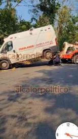 Misantla, Ver., 28 de abril de 2026.- Ambulancia de la Secretar�a de Salud asignada al Hospital de Naolinco volc� en la carretera Xalapa-Misantla. Acudieron elementos de la Cruz Roja local y del grupo de Rescate Yecuatla para brindar atenci�n y apoyo a los ocupantes de la unidad.
