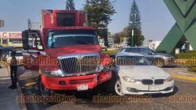 Xalapa, Ver., 28 de abril de 2026.- Autom�vil BMW y cami�n chocaron en el distribuidor de Araucarias, la tarde de este martes.

