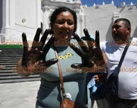 Xalapa, Ver., 29 de abril de 2026.- Cargando con una red de pesca ba�ada en chapopote, pescadores de Tonal� se manifestaron este mi�rcoles en Plaza Lerdo para exigir apoyos pues el derrame de hidrocarburo no los deja trabajar.
