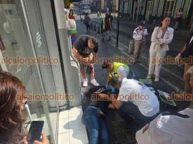 Xalapa, Ver., 30 de abril de 2026.- Mujer se desvaneci� de repente y qued� inconsciente en la banqueta de la calle Primo Verdad, entre Enr�quez y Zaragoza, en la zona centro de la Capital. Fue atendida por param�dicos del CRUM y trasladada a un hospital
