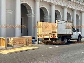 Xalapa, Ver., 30 de abril de 2026.- Comenzaron a instalar el templete para el desfile del D�a del Trabajo, por lo que se redujeron los carriles de circulaci�n frente al Palacio de Gobierno. Maneje con precauci�n.
