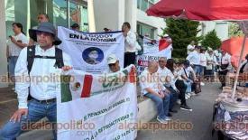 Xalapa, Ver., 30 de abril de 2026.- Jubilados de CFE y familiares llegaron esta ma�ana frente a las oficinas de la Comisi�n Federal de Electricidad para protestar en contra del recorte de las ?pensiones doradas?, que les disminuir�n este mes el 70 por ciento de lo que ven�an percibiendo.