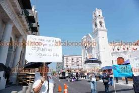 Xalapa, Ver., 30 de abril de 2026.- Integrantes de la AJUPIV bloquearon la circulaci�n en la calle Enr�quez, en el centro de la Capital. Tome rute alternas.
