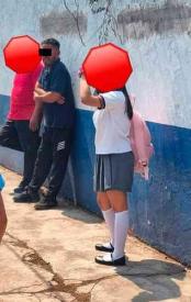 Xalapa, Ver., 30 de abril de 2026.- Hombre que presuntamente acosaba a estudiante del CBTIS 13 fue confrontado a golpes por el padre de la joven y luego sometido por vecinos en la avenida Norte, con oriente 1, en la colonia H�roes Ferrocarrilera. Fue detenido por polic�as.
