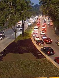 Xalapa, Ver., 30 de abril de 2026.- Automovilistas sufren el congestionamiento vial en la avenida Presidentes, a la altura de la USBI
