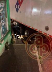 Xalapa, Ver., 30 de abril de 2026.- Un cami�n transportista se qued� atorado en la calle J.J. Herrera cuando pretend�a girar hacia la calle Ignacio Allende, ambas vialidades estrechas en el centro de esta ciudad