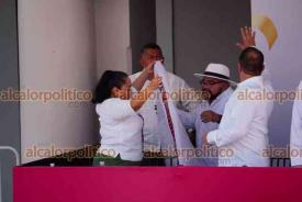 Xalapa, Ver., 1 de mayo de 2026.- Trabajadores del sector salud exigen a la gobernadora Roc�o Nahle que se reinstale el Banco de Sangre en Lerdo de Tejada, pues el IMSS pide a los pacientes trasladarse hasta Veracruz. Entregaron la lona de protesta al coordinador del IMSS-Bienestar Roberto Ramos Alor.