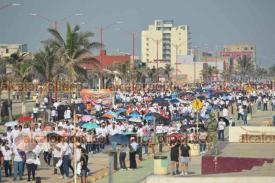 Coatzacoalcos, Ver., 1� de mayo de 2026.- Pese al calor, sindicatos recorrieron el malec�n para conmemorar el D�a del Trabajo.