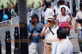Xalapa, Ver., 1 de mayo de 2026.- Con botellas de agua, helados, sombreros, ropa fresca y escondi�ndose del calor se observ� a los participantes del desfile del D�a del Trabajo, ante el caluroso viernes en la Capital.