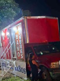 Coatepec, Ver., 1 de mayo de 2026.- Coatepecanos y visitantes a la Feria que arranc� este jueves 30, se toparon con la sorpresa de que los servicios sanitarios se adaptaron en un cami�n, con divisiones de cortinas, pero sin drenaje, porque la descarga cae al piso. Los varones tienen menos problemas que las damas.