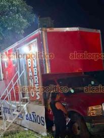 Coatepec, Ver., 1 de mayo de 2026.- Coatepecanos y visitantes a la Feria que arranc� este jueves 30, se toparon con la sorpresa de que los servicios sanitarios se adaptaron en un cami�n, con divisiones de cortinas, pero sin drenaje, porque la descarga cae al piso. Los varones tienen menos problemas que las damas.