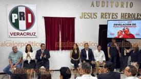 Xalapa, Ver., 2 de mayo de 2026.- Rosita Herrera Borunda, hija del exgobernador Fidel Herrera acudi� a la develaci�n de la placa por la memoria de su padre y de su madre Rosa Borunda en la sede del PRI. Le acompa�an Adolfo Ram�rez Arana y Carolina Gudi�o Corro, presidente y secretaria del Comit� Estatal.