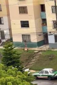 Xalapa, Ver., 2 de mayo de 2026.- Este domingo, un hombre fue visto caminando sin ropa en el fraccionamiento de Nuevo Xalapa, vecinos reportan que caus� da�os a veh�culos y a viviendas.