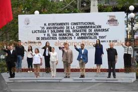 C�rdoba, Ver., 3 de mayo de 2026.- Autoridades y asistentes colocaron una ofrenda floral a la entrada de lo que fue la planta de Anaversa en la colonia Las Estaciones.