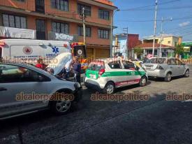 Xalapa, Ver., 6 de mayo de 2026.- Choque por alcance entre 3 veh�culos, 2 particulares y un taxi, en la confluencia de la avenida 20 de Noviembre y Revoluci�n complic� la circulaci�n en la zona durante varios minutos. 