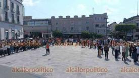 Xalapa, Ver., 4 de mayo de 2026.- Por sismo de este lunes con epicentro en Oaxaca, trabajadores de dependencias del Gobierno del Estado fueron evacuados y se reunieron en la Plaza Lerdo.