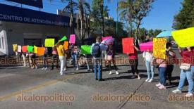 Xalapa, Ver., 6 de mayo de 2026.- Padres de familia de la Escuela Primaria ?Carlos A. Carrillo?, bloquearon la avenida Avila Camacho. Exigen que se devuelva al plantel el �rea donde estaba el Cinema ?Pepe?.