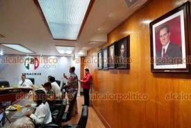 Xalapa, Ver., 6 de mayo de 2026.- Reporteros que asistieron a la conferencia de prensa en la sede del PRI estatal notaron que la fotograf�a de H�ctor Yunes Landa fue retirada de la Sala de Expresidentes de este partido en Veracruz. Adolfo Ram�rez Arana dijo en broma que ?se la llevaron a alg�n basurero?.