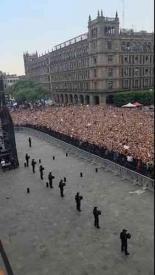 Ciudad de M�xico, 6 de mayo de 2026.- Integrantes de la agrupaci�n coreana BTS se presentaron en el Palacio Nacional, donde cerca de 50 mil ARMYS se congregaron para recibirlos. 
