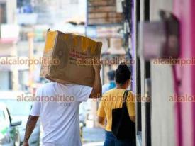 Xalapa, Ver., 7 de mayo de 2026.- Despu�s de que ayer mi�rcoles la Capital registrara una sensaci�n t�rmica de 38 grados, xalape�os enfrentan el sol con sombreros, sombrillas, bebidas y hasta pedazos de cart�n.