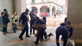Xalapa, Ver., 8 de mayo de 2026.- En el Parque Ju�rez, a un costado del Palacio de Gobierno, una mujer a situaci�n de calle fue sometida y detenida por polic�as tras haber golpeado a una oficial de Tr�nsito.