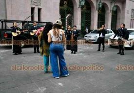 Xalapa, Ver., 8 de mayo de 2026.- Familiares sorprendieron a mujer con mariachis en el parque Ju�rez.
