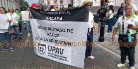 Xalapa, Ver., 9 de mayo de 2026.- Estudiantes de la Licenciatura en Naturopat�a de la UPAV bloquearon la calle Enr�quez, en el centro de la Capital. Denuncian que llevan casi un mes sin clases porque sus asesores est�n en paro por la falta de pago.