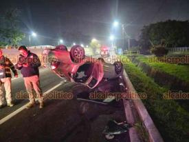 Xalapa, Ver., 9 de mayo de 2026.- La madrugada de este s�bado, auto volc� en la avenida L�zaro C�rdenas, frente a la tienda Sam?s Club en el carril hacia Banderilla. Una persona fue trasladada a un hospital.