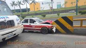 Xalapa, Ver., 10 de mayo de 2026.- Este domingo, un taxi del municipio de Acatl�n impact�  muro divisorio frente a la SEV. El conductor abandon� la unidad y pretendi� huir en otro taxi, pero fue alcanzado por elementos de SSP a la altura de la colonia 21 de Marzo.
