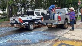 Xalapa, Ver., 12 de mayo de 2026.- Derramando leche en la avenida Xalapa, productores de Acajete, Xico y Naolinco protestaron frente a las oficinas de LICONSA por la falta de apoyo a este sector en el Estado.
