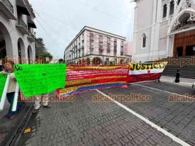 Xalapa, Ver., 12 de mayo de 2026.- Una vez m�s, extrabajadores de la extinta Polic�a Intermunicipal Poza Rica-Tihuatl�n-Coatzintla protestaron bloqueando la calle Enr�quez para exigir pagos pendientes desde hace a�os.