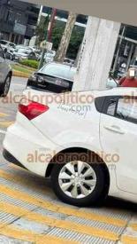 Xalapa, Ver., 12 de mayo de 2026.- Reportan veh�culo estacionado en el paso peatonal en la esquina de avenida Murillo Vidal, a la altura de conocida cafeter�a. Se puede apreciar que alg�n transe�nte inconforme escribi� en la parte trasera del autom�vil ?Paso Peatonal?. 
