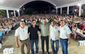 Alvarado, Ver., 13 de mayo de 2026.- En la colonia Paso Nacional, el regidor primero Edgar Guzm�n Fern�ndez realiz� un Festival del D�a de la Madres en donde m�s de mil 200 mam�s alvarade�as disfrutaron de una noche inolvidable al ser consentidas con regalos, rifas, y m�sica en vivo.