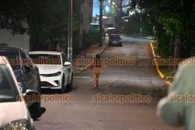 Xalapa, Ver., 14 de mayo de 2026.- Una mujer deambulaba sin ropa por la avenida L�zaro C�rdenas, as� camin� varias cuadras hasta que elementos de la polic�a la auxiliaron.
