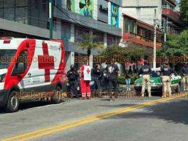 Xalapa, Ver., 15 de mayo de 2026.- Motociclista y veh�culo chocaron en la avenida Manuel �vila Camacho, frente a tienda de ropa para damas. Se habla que el tripulante de la moto habr�a perdido un dedo.
