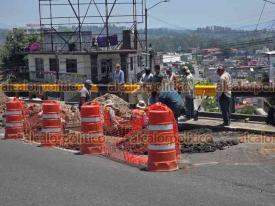 Xalapa, Ver., 16 de mayo de 2026.- Trabajadores municipales reparan hundimiento en la avenida L�zaro C�rdenas, sobre el puente ?Macuilt�petl?, con direcci�n hacia Banderilla, por lo que la circulaci�n se redujo a un carril. Maneje con precauci�n.