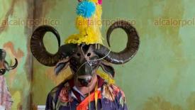 Xalapa, Ver., 16 de mayo de 2026.- �ngel Dom�nguez, present� la exposici�n de m�scaras tradicionales y pinturas ?Colores de Alto T�o Diego?, donde explic� la historia de esta tradici�n y su vestimenta.