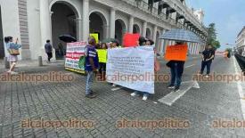 Xalapa, Ver., 18 de mayo de 2026.- Exempleados del extinto Seguro Popular exigen a la gobernadora Roc�o Nahle el pago de laudos ganados hace m�s de 9 a�os. Cerraron la calle Enr�quez, a la altura de Lucio Blanco; tome previsiones.