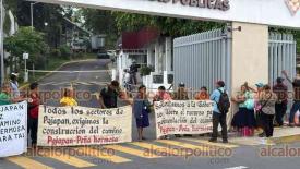 Xalapa, Ver., 19 de mayo de 2026.- Ejidatarios del municipio de Pajapan, en la zona sur, se manifestaron en la Secretar�a de Infraestructura y Obras P�blicas para exgir la construcci�n del camino Pajapan-Pe�a Hermosa.

