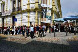Xalapa, Ver., 19 de mayo de 2026.- Largas filas de contribuyentes se observaron la tarde de este martes en la oficina del SAT de Altamirano y Dr. Lucio. Abundaron quejas por la tardanza para efectuar tramites a pesar de tener cita.
